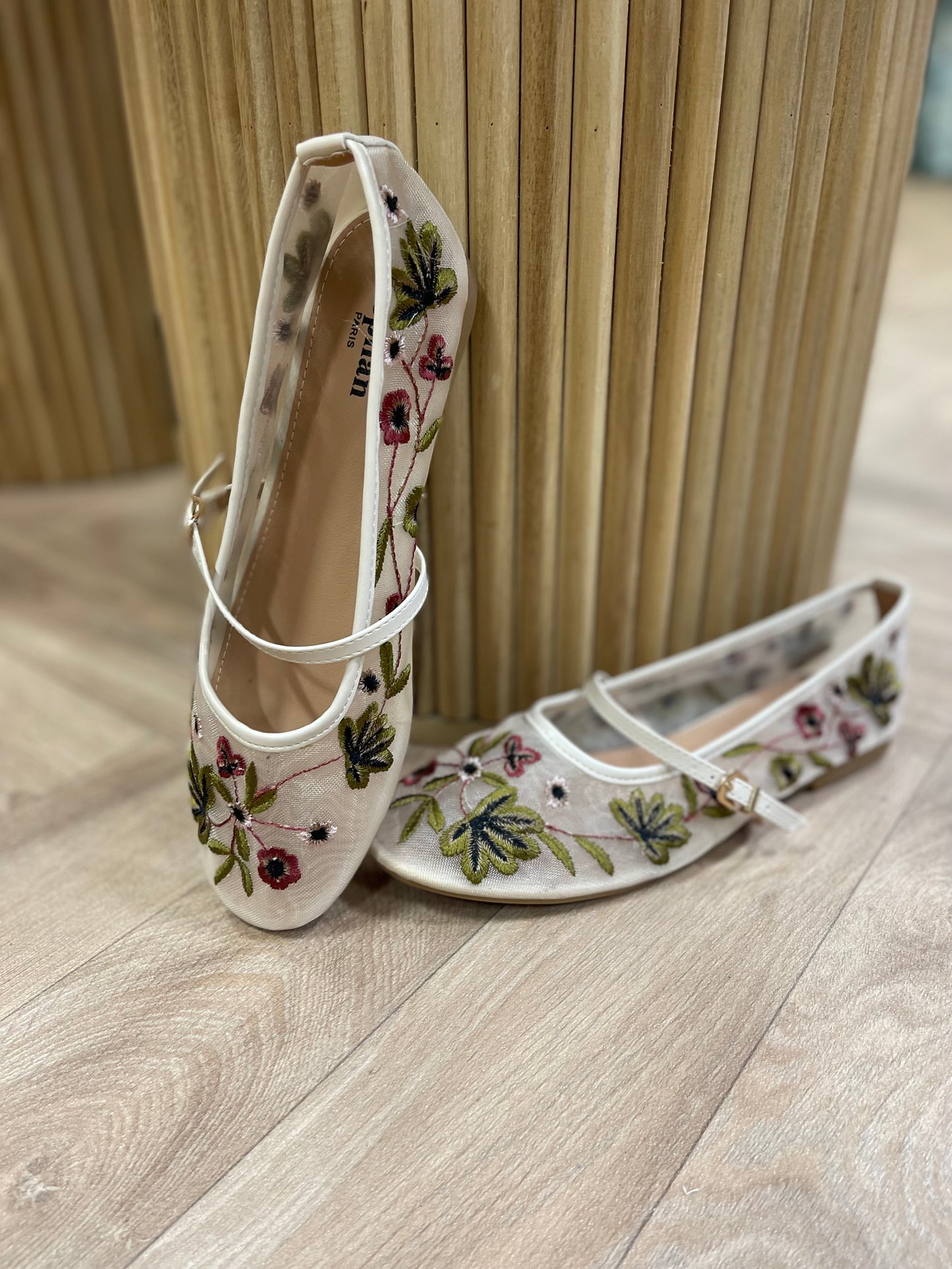 Embroidered mesh flowers pumps