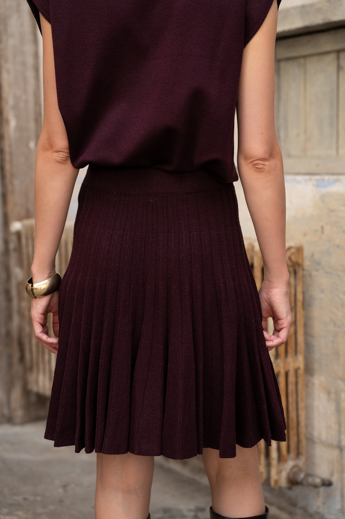 Isabelle burgundy mid pleated skirt