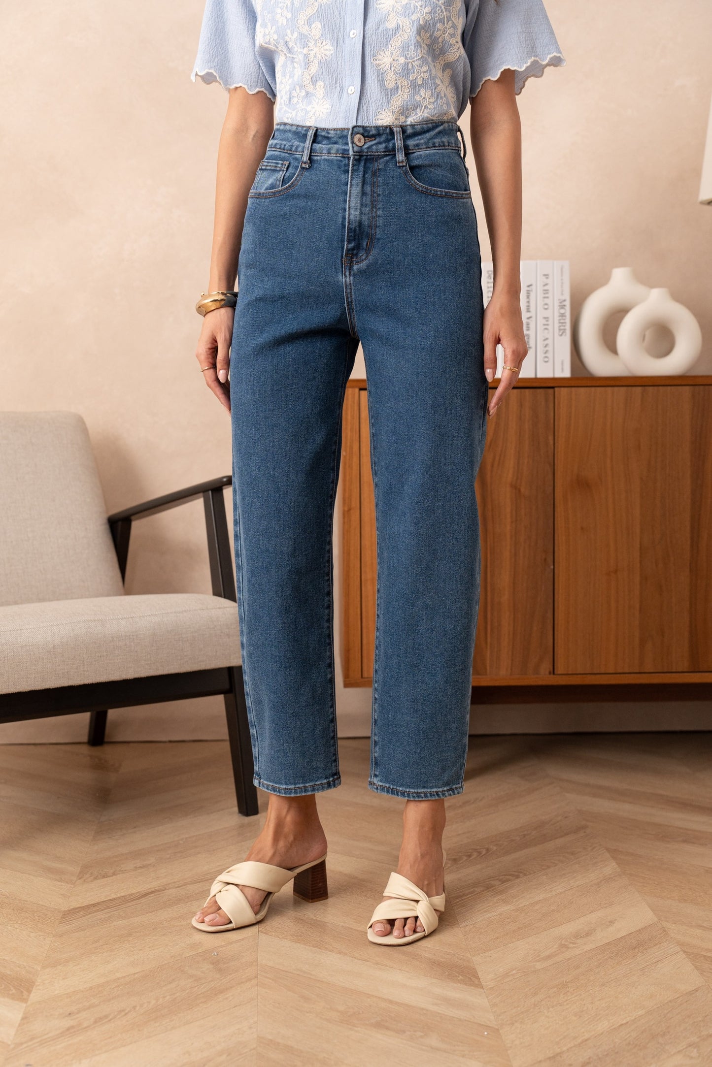 Bella barrel leg mid blue jeans