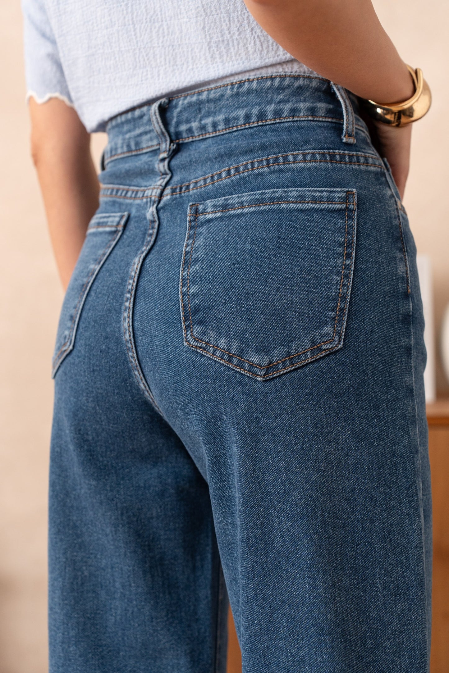 Bella barrel leg mid blue jeans