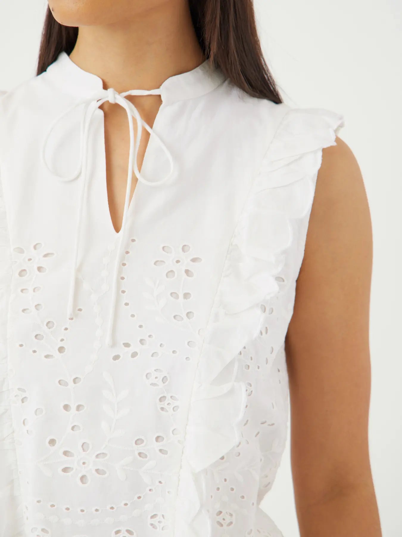 YAS star white sleeveless embroidered blouse